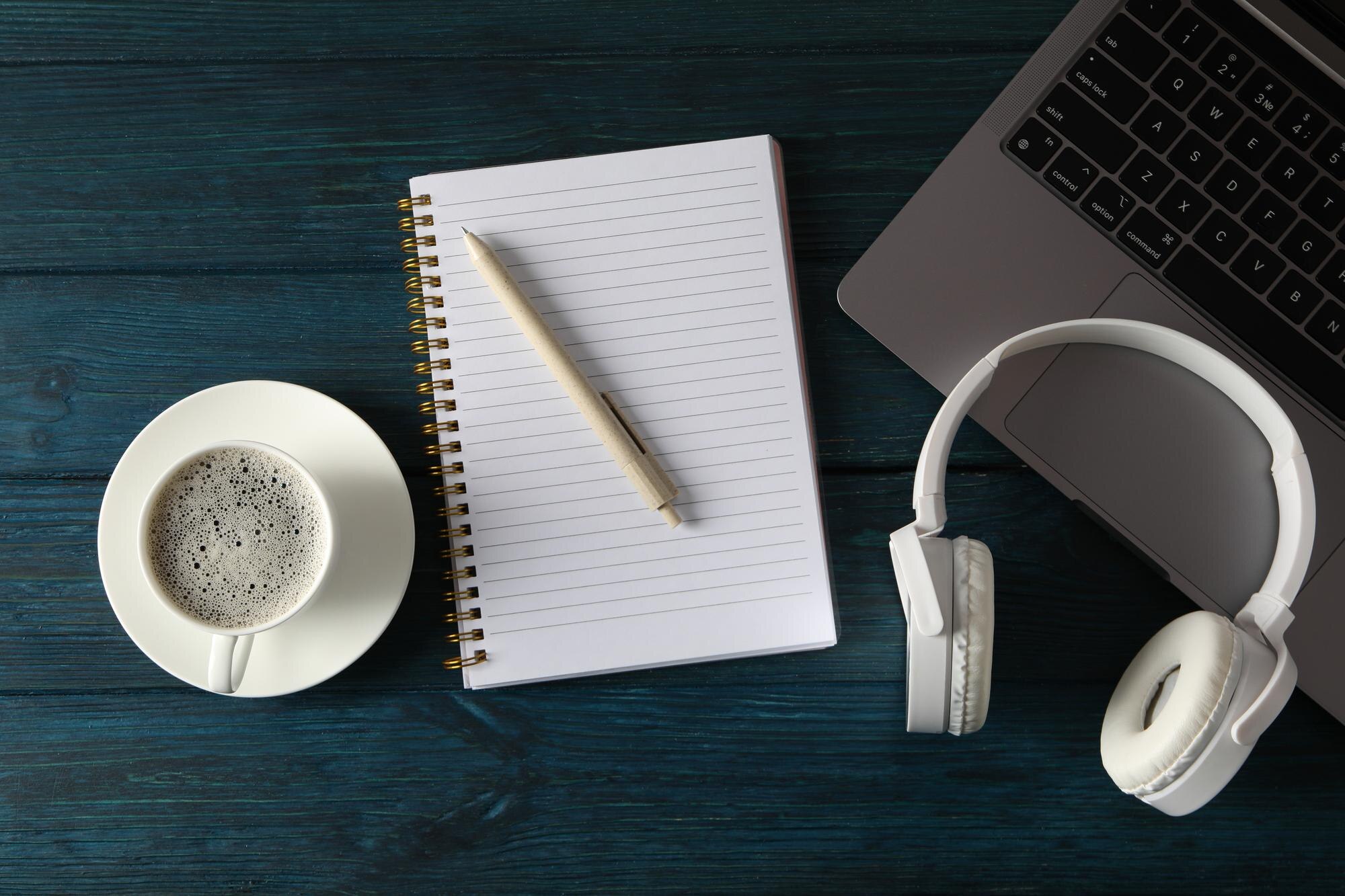 Auriculares sobre una mesa